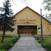 Cserkeszőlői Petőfi Sándor Általános Iskola logója