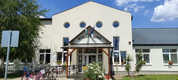 Pusztadobosi Általános Iskola épülete